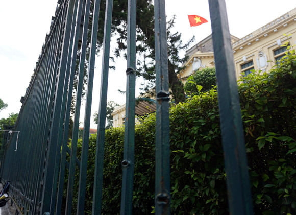 Hàng nghìn người xếp hàng vào Lăng viếng Bác trong ngày Quốc khánh 2-9 ảnh 12