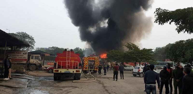 Lực lượng Cảnh sát PCCC và CNCH được huy động khống chế đám cháy Lực lượng Cảnh sát PCCC và CNCH được huy động khống chế đám cháy