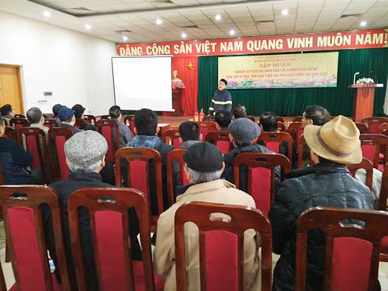 Lực lượng Cảnh sát PCCC và CNCH - CAQ Đống Đa tập huấn PCCC và CNCH cho cho lực lượng chữa cháy cơ sở, cán bộ tổ dân phố và những người đang làm việc tại các cơ sở di tích, tôn giáo trên địa bàn