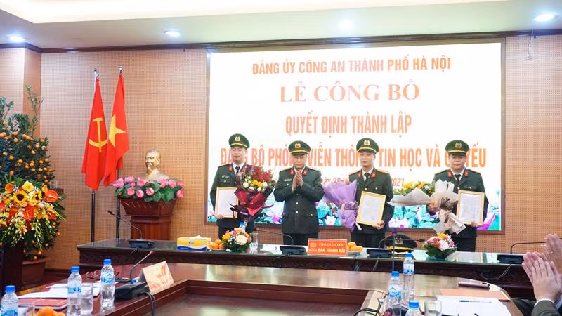 Thượng tá Nguyễn Văn Hội, Trưởng Phòng Viễn thông, Tin học và Cơ yếu trao Quyết định thành lập các Chi bộ trực thuộc đơn vị