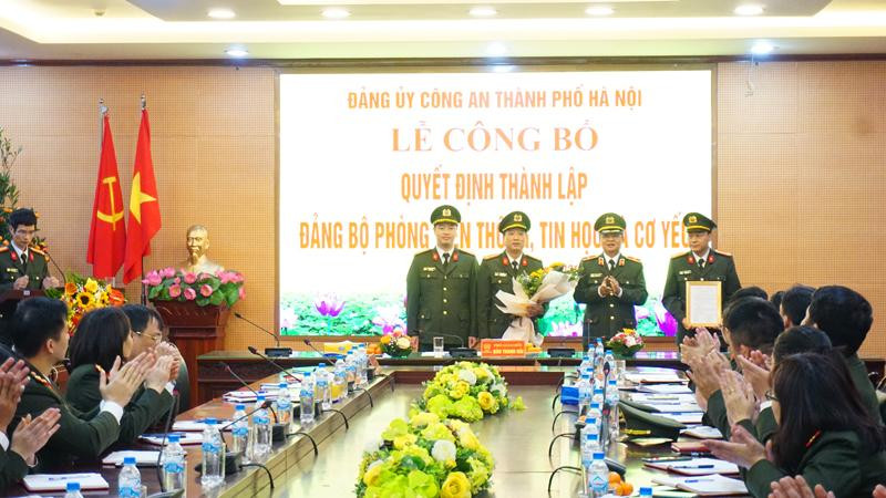 Thiếu tướng Đào Thanh Hải, Phó Bí thư Đảng ủy, Phó Giám đốc CATP Hà Nội trao Quyết định thành lập Đảng bộ Phòng Viễn thông, Tin học và Cơ yếu cho Ban chỉ huy phòng