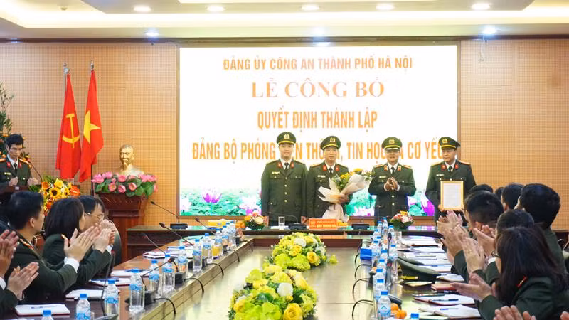 Thiếu tướng Đào Thanh Hải, Phó Bí thư Đảng ủy, Phó Giám đốc CATP Hà Nội trao Quyết định thành lập Đảng bộ Phòng Viễn thông, Tin học và Cơ yếu cho Ban chỉ huy phòng