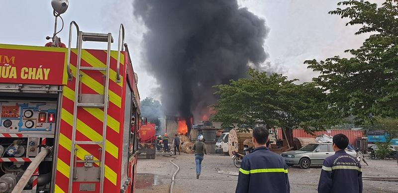 Đám cháy thiêu rụi khoảng trên 200m2 kho nhà tạm Đám cháy thiêu rụi khoảng trên 200m2 kho nhà tạm