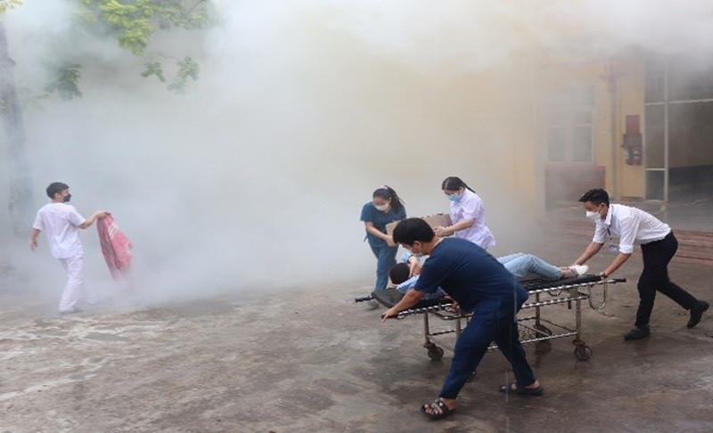 Lực lượng y tế phối hợp diễn tập chữa cháy, cứu nạn