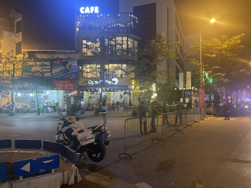 Lực lượng CAQ Tây Hồ dựng hàng rào phân luồng giao thông tại khu vực ngã ba Văn Cao Lực lượng CAQ Tây Hồ dựng hàng rào phân luồng giao thông tại khu vực ngã ba Văn Cao