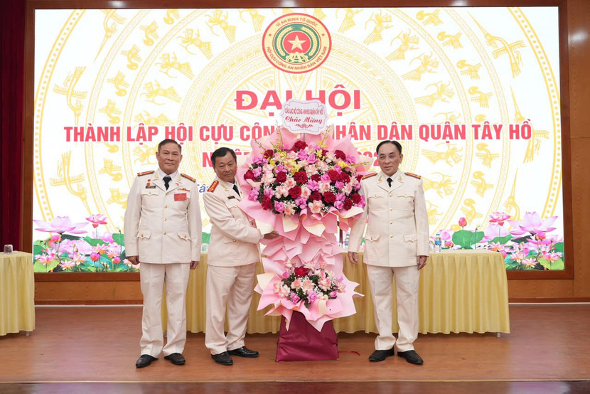 CLB Công an hưu trí quận Tây Hồ tặng hoa chúc mừng Đại hội CLB Công an hưu trí quận Tây Hồ tặng hoa chúc mừng Đại hội