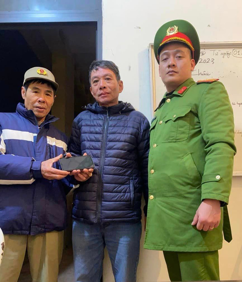 Cán bộ CAP Phú Thượng và bác BVDP trao trả tài sàn cho người đánh rơi Cán bộ CAP Phú Thượng và bác BVDP trao trả tài sàn cho người đánh rơi