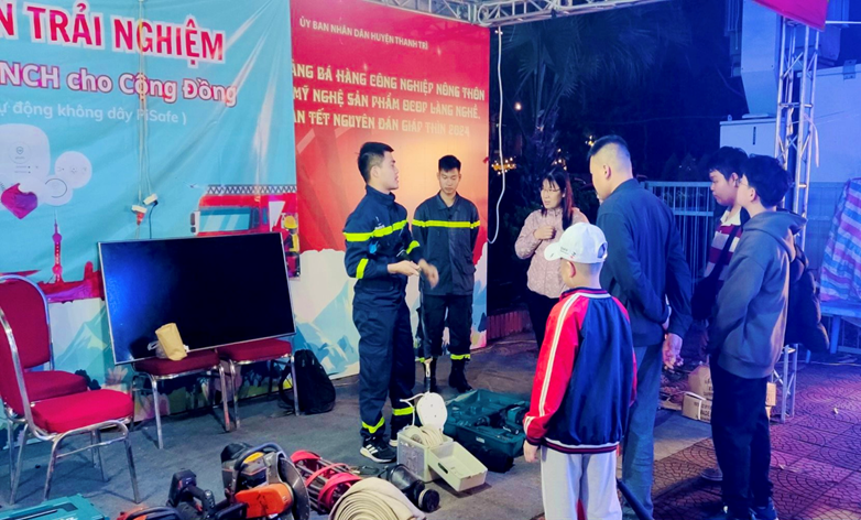 Cán bộ Đội cảnh sát PCCC và CNCH Công an huyện giới thiệu tới người dân các trang thiết bị, phương tiện chữa cháy Cán bộ Đội cảnh sát PCCC và CNCH Công an huyện giới thiệu tới người dân các trang thiết bị, phương tiện chữa cháy