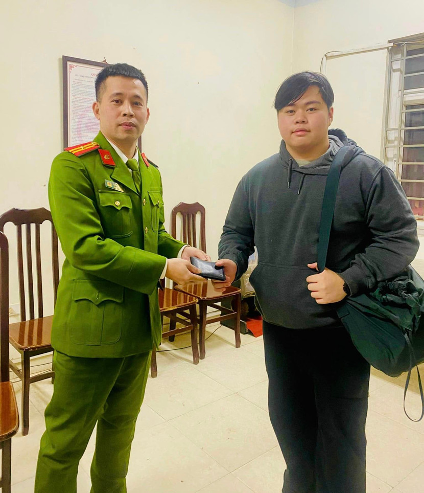 Cán bộ Đội Cảnh sát giao thông, trật tự trao trả tài sản cho người nước ngoài Cán bộ Đội Cảnh sát giao thông, trật tự trao trả tài sản cho người nước ngoài