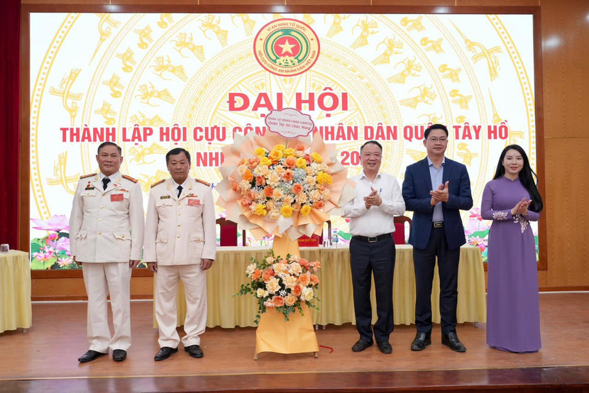 Lãnh đạo Quận ủy, UBND, Uỷ ban MTTQ quận Tây Hồ tặng hoa chúc mừng Đại hội Lãnh đạo Quận ủy, UBND, Uỷ ban MTTQ quận Tây Hồ tặng hoa chúc mừng Đại hội