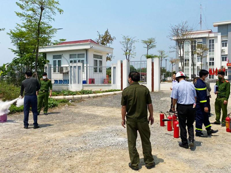 Người dân xã Tam Hiệp thực hành chữa cháy bình gas