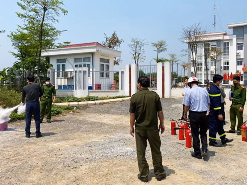 Người dân xã Tam Hiệp thực hành chữa cháy bình gas Người dân xã Tam Hiệp thực hành chữa cháy bình gas