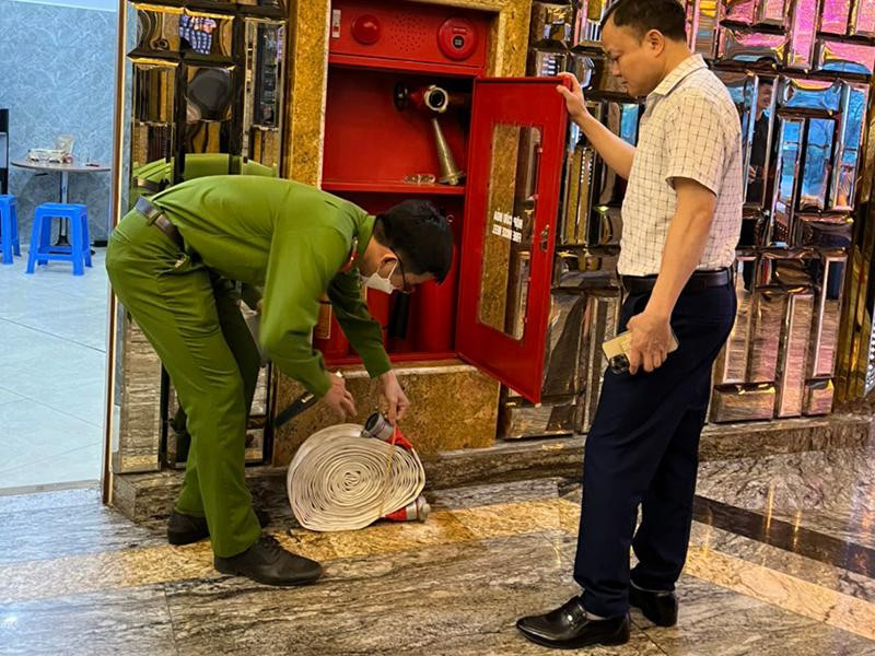 Cảnh sát PCCC&CNCH - CAQ Hoàng Mai kiểm tra an toàn PCCC tại cơ sở kinh doanh karaoke Cảnh sát PCCC&CNCH - CAQ Hoàng Mai kiểm tra an toàn PCCC tại cơ sở kinh doanh karaoke