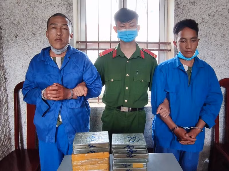 Các đối tượng bị phát hiện vận chuyển 12 bánh heroin