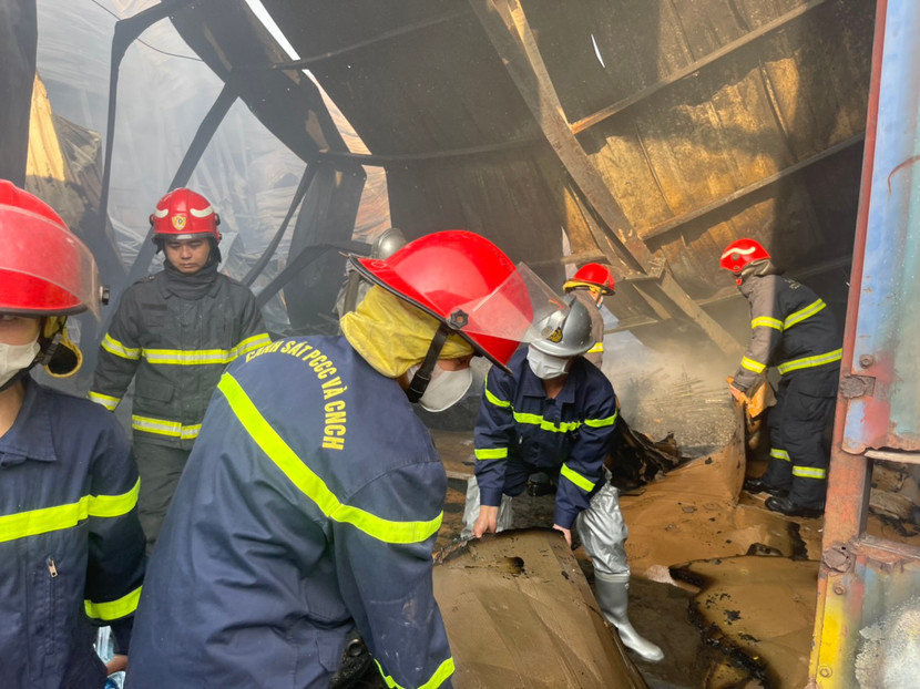 Huy động lực lượng cứu hoả đến dập lửa Huy động lực lượng cứu hoả đến dập lửa