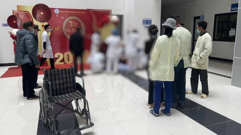 Các lực lượng khám nghiệm hiện trường điều tra nguyên nhân vụ việc