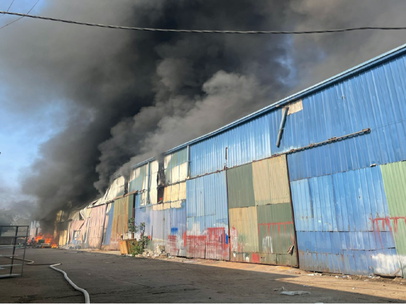 Khói bao trùm khu nhà xưởng Khói bao trùm khu nhà xưởng