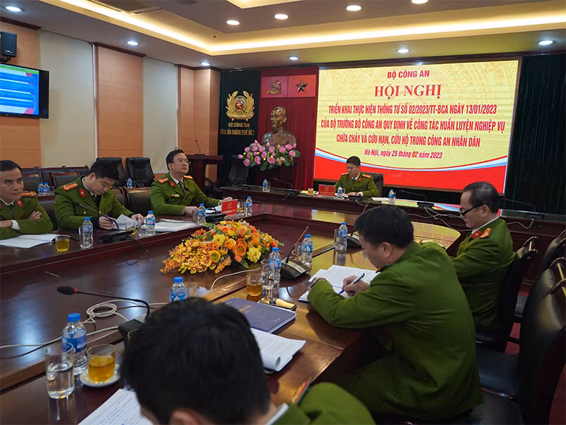 Đại tá Dương Đức Hải, Phó Giám đốc CATP đã chủ trì và chỉ đạo tại điểm cầu trực tuyến CATP Hà Nội cùng đại diện phòng chức năng thuộc CATP và điểm cầu trực tuyến của 30 quận, huyện trên địa bàn thành phố