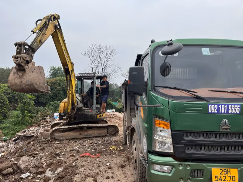 Lực lượng chức năng phường Tứ Liên huy động máy móc san gạt phần đất đổ ra bờ sông Hồng, hoàn trả hiện trạng