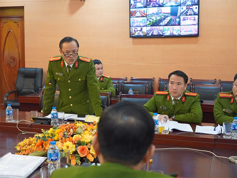Thượng tá Trương Đức Dũng, Phó trưởng Phòng Cảnh sát PCCC và CNCH - CATP Hà Nội phát biểu tham luận tại Hội nghị trực tuyến