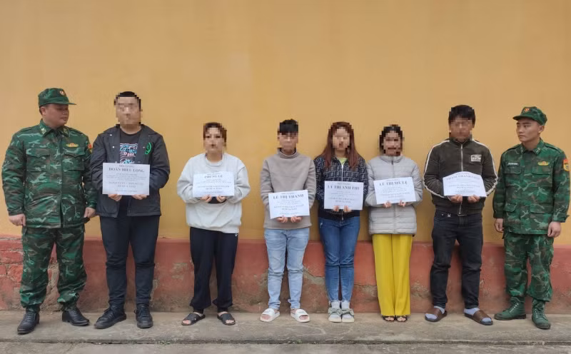 Lực lượng BĐBP làm hồ sơ bàn giao các đối tượng cho cơ quan Công an tiếp tục điều tra, xử lý Lực lượng BĐBP làm hồ sơ bàn giao các đối tượng cho cơ quan Công an tiếp tục điều tra, xử lý