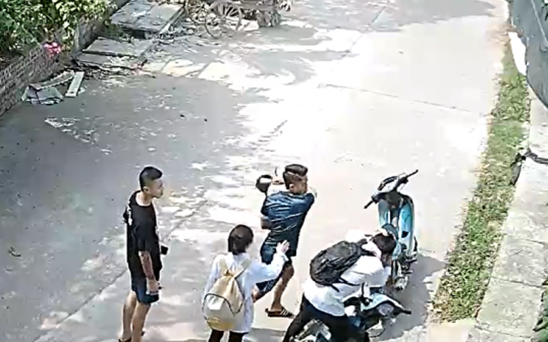 Đối tượng dùng mũ bảo hiểm đánh vào đầu học sinh (ảnh cắt từ camera)