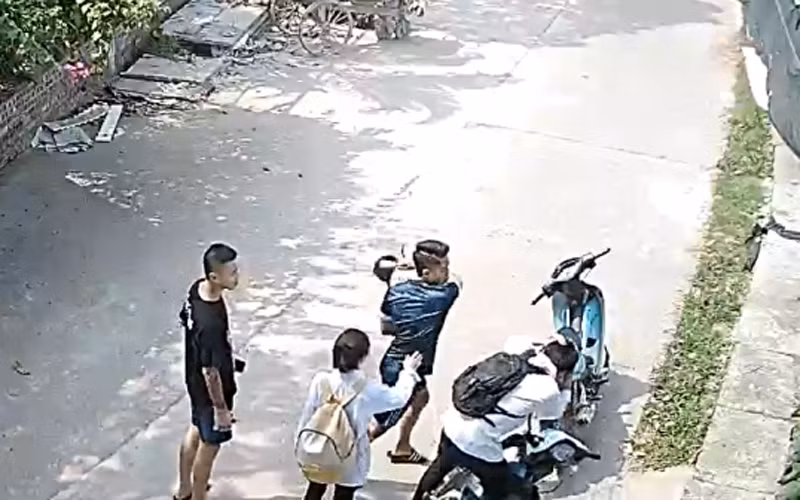 Đối tượng dùng mũ bảo hiểm đánh vào đầu học sinh (ảnh cắt từ camera)