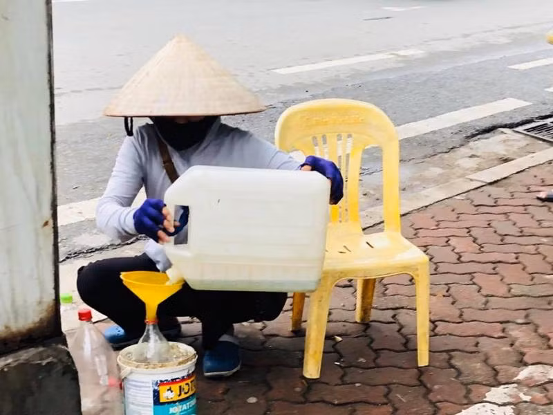 Tích trữ, rót xăng thô sơ tiềm ẩn nguy cơ cháy, nổ cao