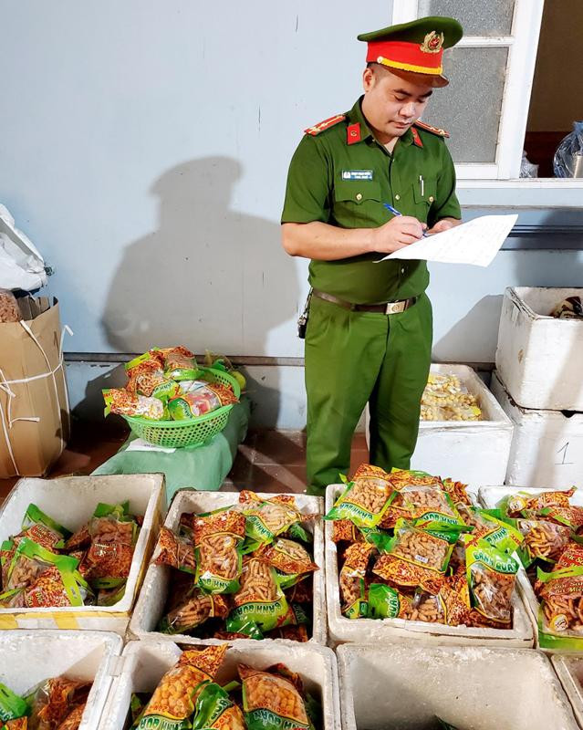 Cơ quan Công an kiểm đếm, niêm phong số hàng hóa vi pham