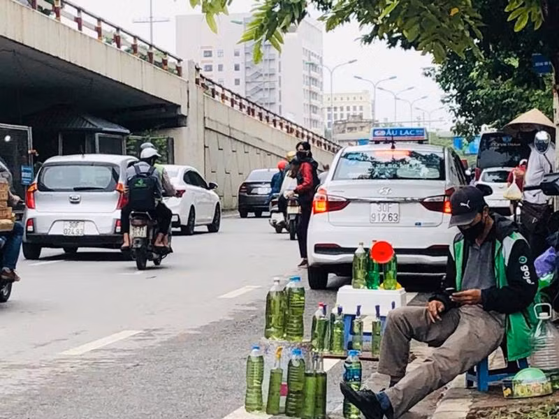 Mỗi người bán đều bày ra lòng đường hàng chục chai xăng