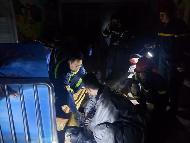 Lực lượng cứu nạn, cứu hộ - CAQ Nam Từ Liêm cứu nạn nhân mắc kẹt trong đám cháy đưa xuống nơi an toàn