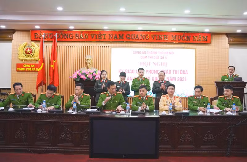 Đại tá Nguyễn Hồng Ky, Phó Giám đốc CATP dự và chủ trì Hội nghị giao ước thu đua Cụm thi đua số 4- CATP