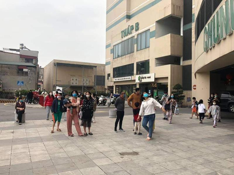 Người dân nhanh chóng thoát nạn xuống sảnh chung cư an toàn