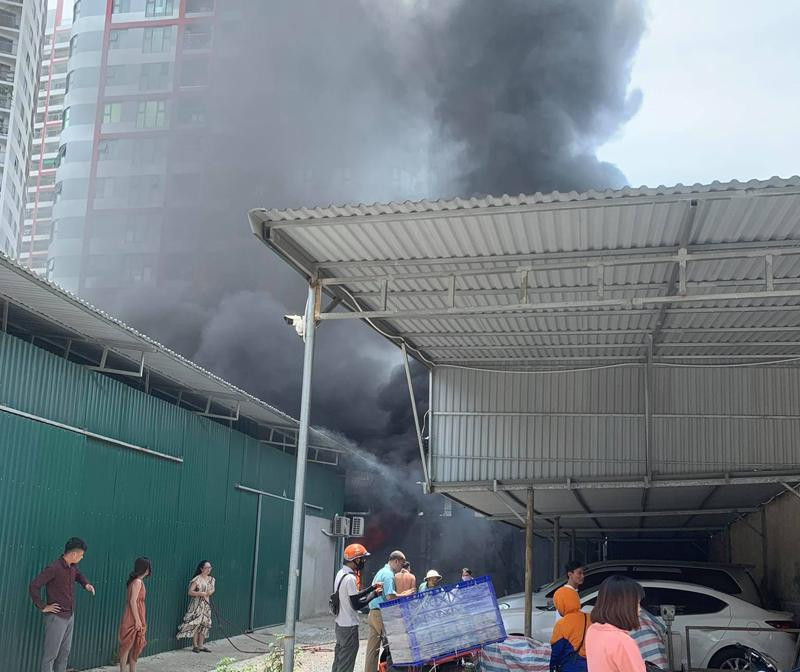 Cháy nhà xưởng tạ số 74 Định Công Cháy nhà xưởng tạ số 74 Định Công