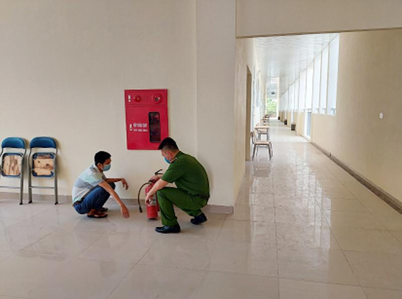Lực lượng Cảnh sát PCCC và CNCH - CAH Gia Lâm hướng dẫn lực lượng bảo vệ cách sử dụng phương tiện chữa cháy tại chỗ