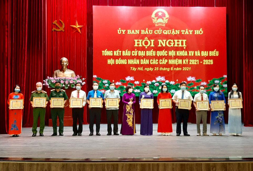 Bà Lê Thị Thu Hằng, Bí thư quận uỷ Tây Hồ trao khen thưởng cho tập thể, cá nhân có thành tích trong công tác bầu cử