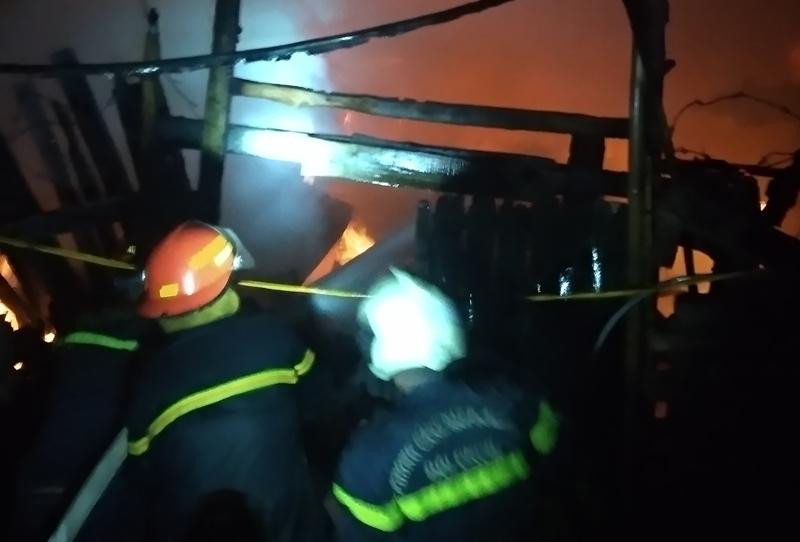 Lực lượng cứu hỏa tiếp cận dập tắt đám cháy