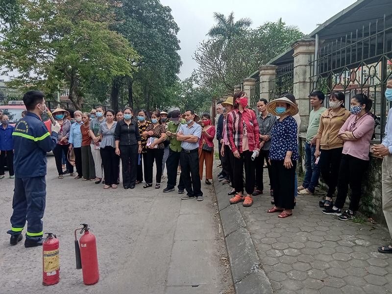 Công an huyện Thanh Trì tuyên truyền PCCC tại khu dân cư Công an huyện Thanh Trì tuyên truyền PCCC tại khu dân cư