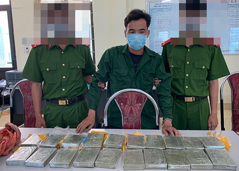 Đối tượng Phàng A Lư và tang vật vụ án