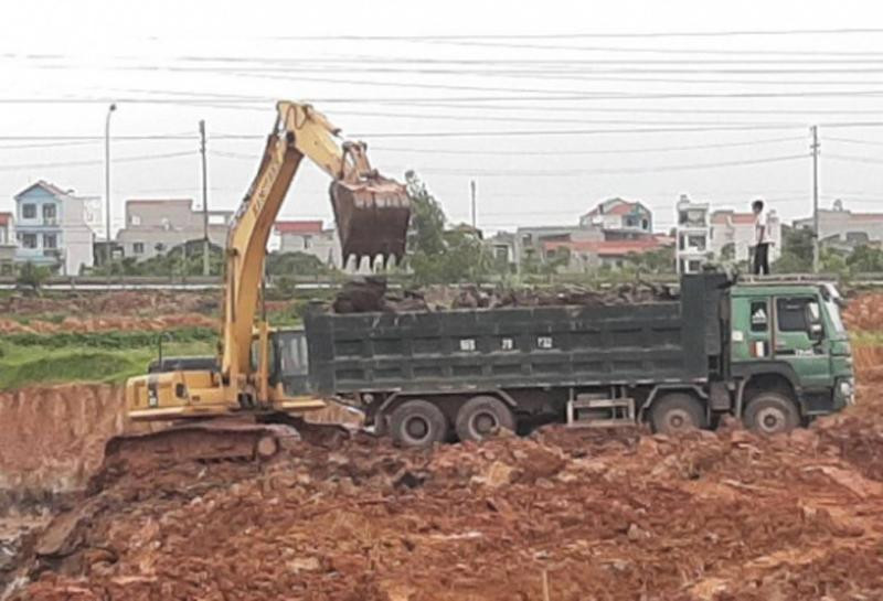 Chỉ trong mấy ngày một số cá nhân đã vận chuyển trái phép 240m3 đất mang đi bán