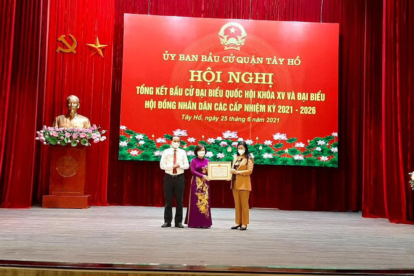 Bà Nguyễn Lan Hương trao Bằng khen cho tập thể quận Tây Hồ có thành tích trong công tác bầu cử