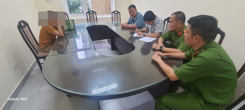 Cơ quan Công an mời bà H lên lập biên bản xử lý vi phạm hành chính về hành vi đốt vàng mã tại sảnh cầu thang nhà tập thể Thành Công Cơ quan Công an mời bà H lên lập biên bản xử lý vi phạm hành chính về hành vi đốt vàng mã tại sảnh cầu thang nhà tập thể Thành Công