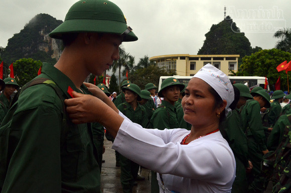 Ngày tòng quân chộn rộn cửa ngõ Tây Bắc ảnh 6 Ngày tòng quân chộn rộn cửa ngõ Tây Bắc ảnh 6