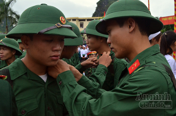 Ngày tòng quân chộn rộn cửa ngõ Tây Bắc ảnh 5 Ngày tòng quân chộn rộn cửa ngõ Tây Bắc ảnh 5