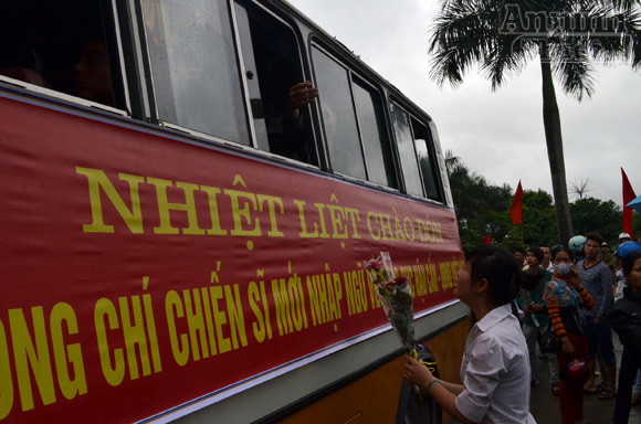 Ngày tòng quân chộn rộn cửa ngõ Tây Bắc ảnh 11 Ngày tòng quân chộn rộn cửa ngõ Tây Bắc ảnh 11