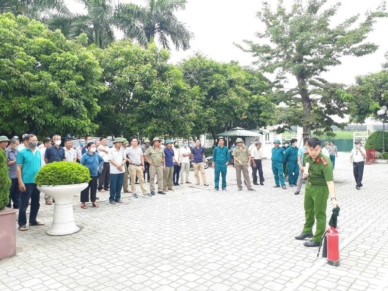 Cán bộ đội Cảnh sát PCCC và CNCH - CAQ Long Biên tổ chức tuyên truyền, hướng dẫn kỹ năng sử dụng bình chữa cháy cho người dân