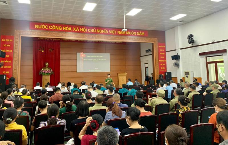 Cán bộ đội Cảnh sát PCCC và CNCH - CAQ Long Biên tổ chức tuyên truyền, hướng dẫn kỹ năng thoát nạn, chữa cháy cho người dân