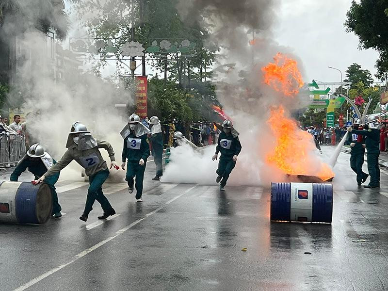 32 đội tham gia với những màn thi đấu phòng cháy chữa cháy bám sát thực tiễn cháy nổ 32 đội tham gia với những màn thi đấu phòng cháy chữa cháy bám sát thực tiễn cháy nổ