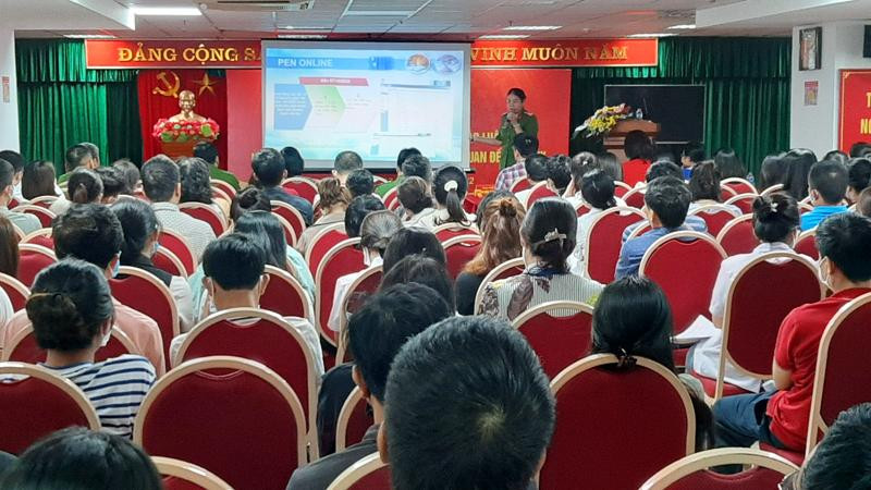 Thượng tá Dương Thị Thanh Huyền - Phó trưởng phòng 5- Cục CSĐT tội phạm về ma túy - Bộ Công an phổ biến kiến thức pháp luật về lĩnh vực kiểm soát các hoạt động hợp pháp liên quan đến ma tuý