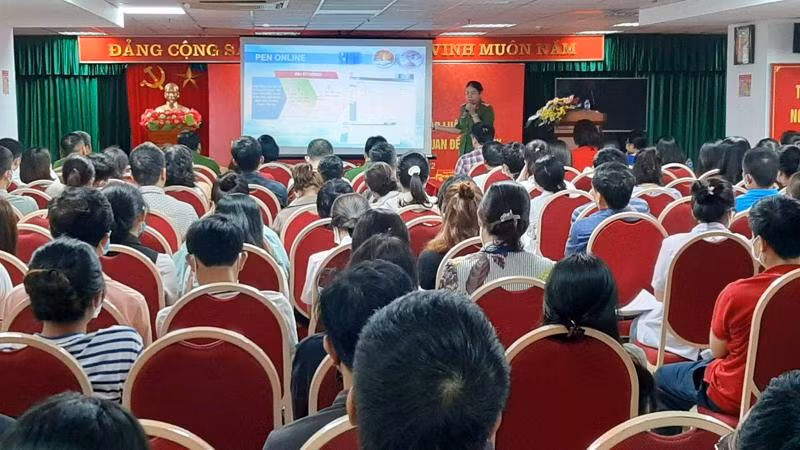 Thượng tá Dương Thị Thanh Huyền - Phó trưởng phòng 5- Cục CSĐT tội phạm về ma túy - Bộ Công an phổ biến kiến thức pháp luật về lĩnh vực kiểm soát các hoạt động hợp pháp liên quan đến ma tuý